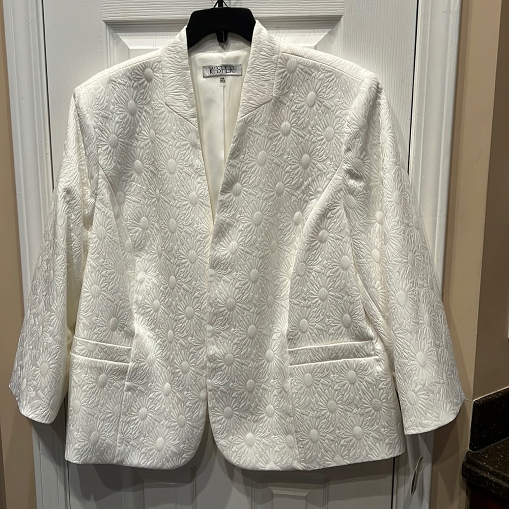 Beautiful white blazer with jacquard detail